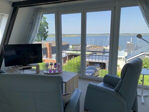 Televisie, een open haard en een stereo