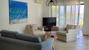 TV - Spacious villa with private pool and sea view, just 150 meters from the sea (Istro)