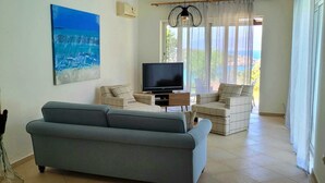 TV - Spacious villa with private pool and sea view, just 150 meters from the sea (Istro)