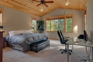 5 bedrooms, iron/ironing board, free WiFi, bed sheets - High Altitude by Tahoe Getaways - Tahoe Donner w/ Hot Tub, Pool Table, Ping Pong + HOA (Truckee)
