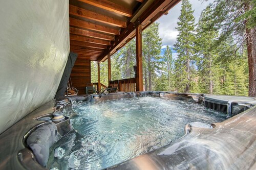 High Altitude by Tahoe Getaways - Tahoe Donner w/ Hot Tub, Pool Table, Ping Pong + HOA