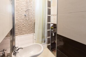 Superior Room (Agata - Private External Bathroom) | Bathroom | Shower, free toiletries, hair dryer, bathrobes - La Casa di Osiride (Catania)