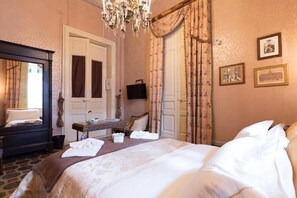 Superior Room (Agata - Private External Bathroom) | Premium bedding, down comforters, memory foam beds, laptop workspace - La Casa di Osiride (Catania)