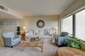 Flat-screen TV - Surf & Racquet B153 - Hosted By Moore AI Rentals (Fernandina Beach)