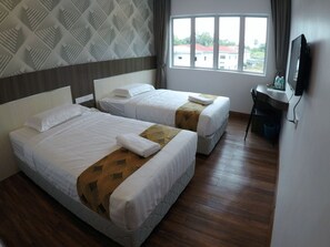 Kamar Twin | Meja kerja, setrika/meja setrika, dan seprai linen
