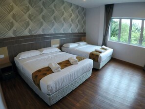 Habitación cuádruple | Escritorio, tabla de planchar con plancha, ropa de cama