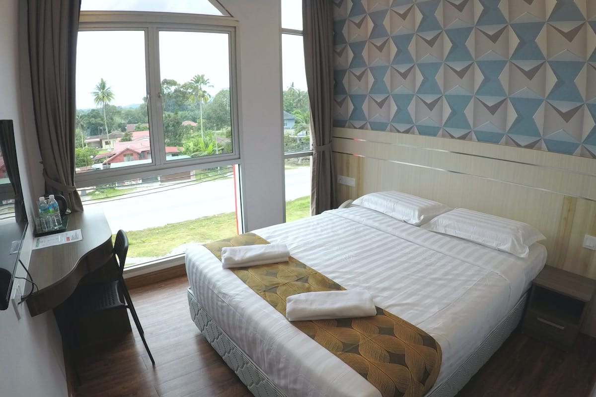 standard deluxe queen | desk, iron/ironing board, bed sheets