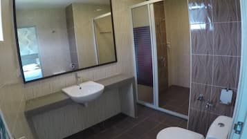 Pancuran mandi, pengering rambut, bidet, tuala disediakan