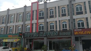 Un hotel con un letrero llamativo que dice "HOTEL KAWAN BIDOR".