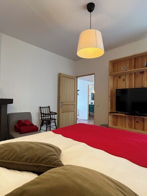 2 bedrooms, iron/ironing board, travel cot, free WiFi - Chez Oscar, a stone house in the heart of Barbizon (Barbizon)