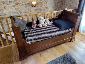 2 bedrooms, iron/ironing board, travel cot, free WiFi
