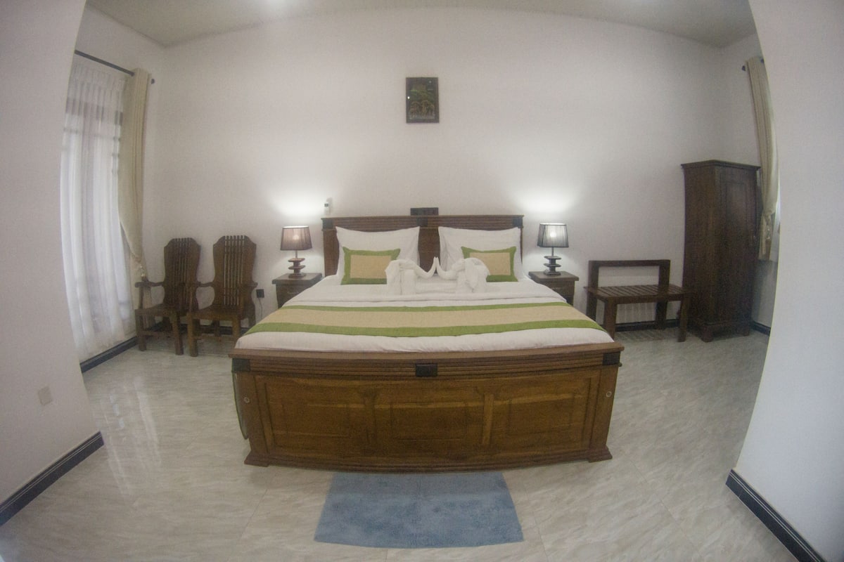Deluxe Room | Egyptian cotton sheets, premium bedding, Select Comfort beds