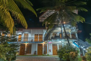 住宿正面 - 傍晚/夜晚