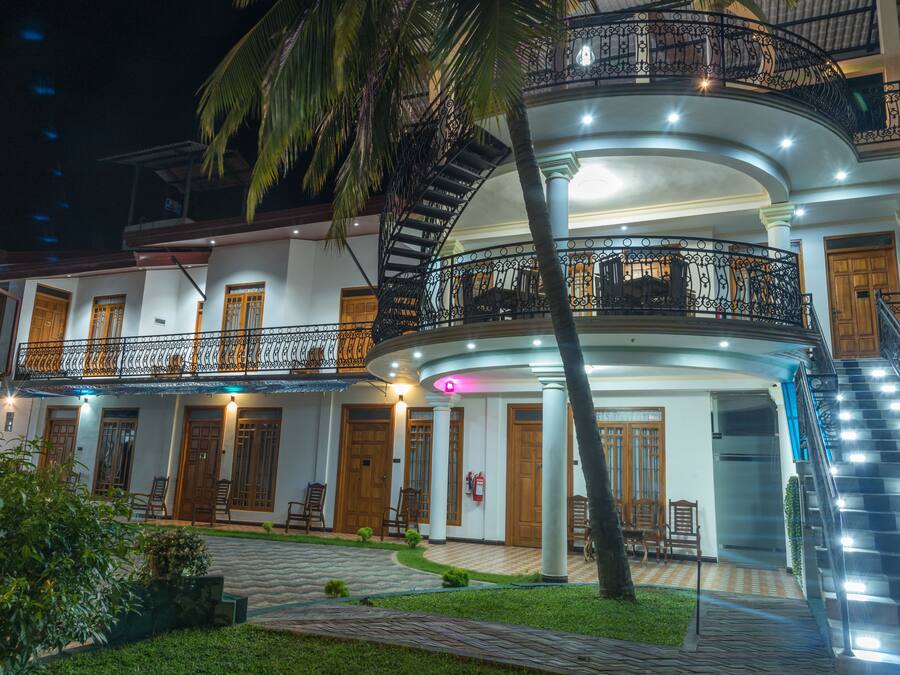 Fachada de la propiedad por la tarde o noche