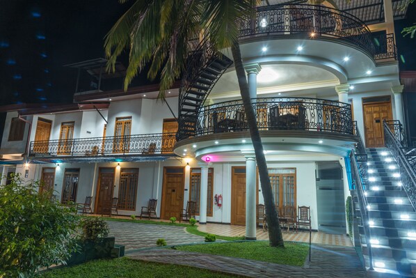 Fachada de la propiedad por la tarde o noche