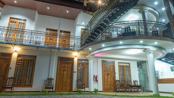 Bagian depan properti - sore/malam