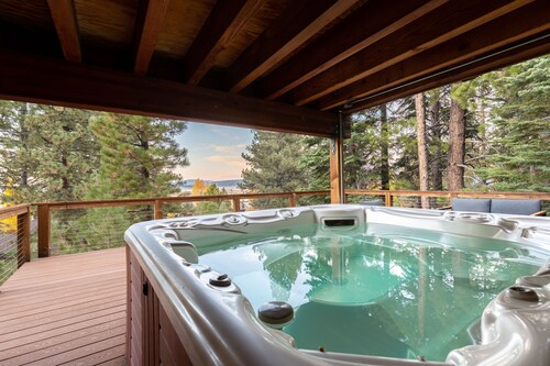Redwood by AvantStay | Secluded Cabin w/ Views & Hot Tub | 5mins to NorthStar!