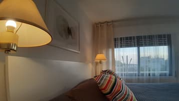 1 habitación, tabla de planchar con plancha, wifi gratis y ropa de cama