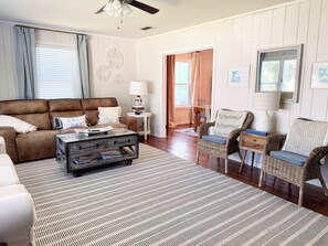 Smart TV - Modern East Beach 3BR/2BA - Pool + Golf Cart (St Simons)