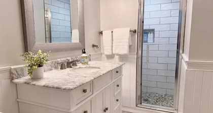 Modern East Beach 3BR/2BA - Pool + Golf Cart