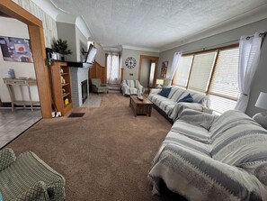 Smart TV, table tennis - Space everyone can enjoy, 4 miles to downtown Grand Rapids! (Grand Rapids)