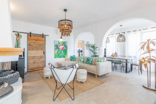 Smart TV, reproductor de DVD, biblioteca musical y videoteca 