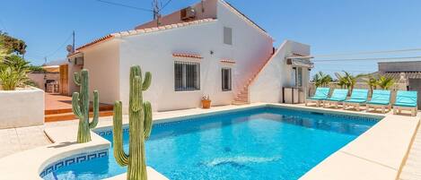 Piscina a l'aire lliure i piscina climatitzada