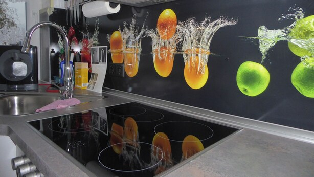 A kitchen with a stainless steel sink, a faucet, and a backsplash with a citrus splash design. - Apartment overlooking the Grünten, on foot to the Great Alpsee (Bühl a.Alpsee)