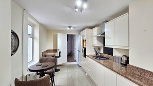 Private kitchen - Vale House by Switchback Stays (Cardiff)