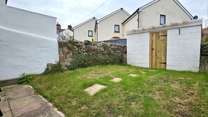 Property grounds - Vale House by Switchback Stays (Cardiff)