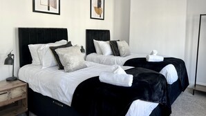 3 bedrooms, iron/ironing board, WiFi (free) - Vale House by Switchback Stays (Cardiff)
