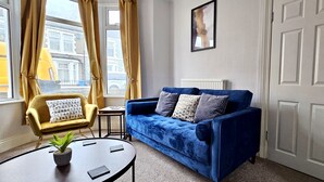 Smart TV - Vale House by Switchback Stays (Cardiff)