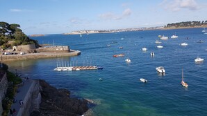 A coastal marina with boats docked and a rocky shoreline. - GITE LE COIN with swimming pool (Bonnemain)