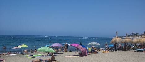 Accommodatie ligt op het strand, strandlakens