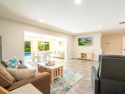 Beautiful Remodeled House - Outdoor Pool & screened Florida Room