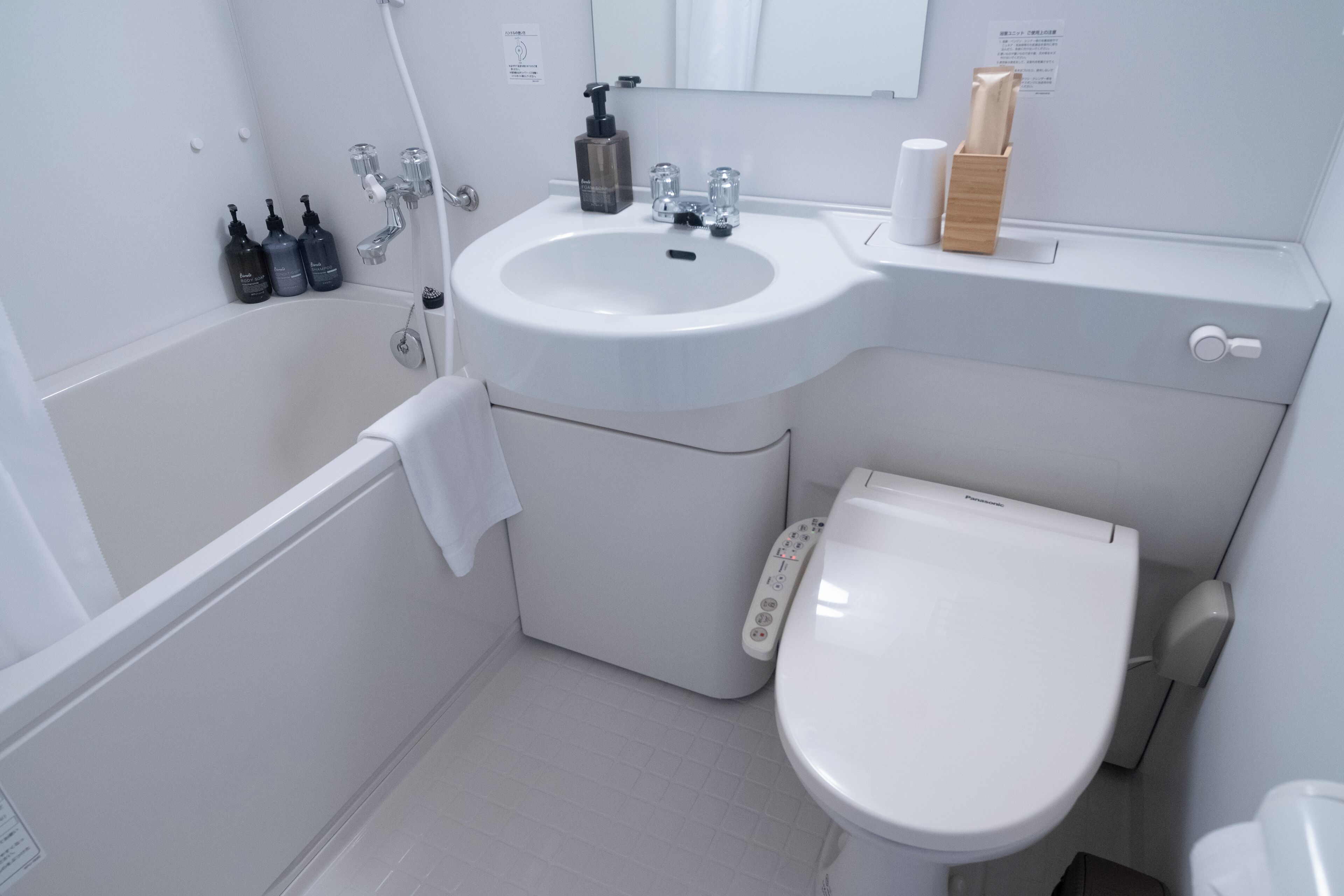 essential twin (non-smoking) | bathroom | combined shower/bathtub, eco-friendly toiletries, hair dryer, slippers