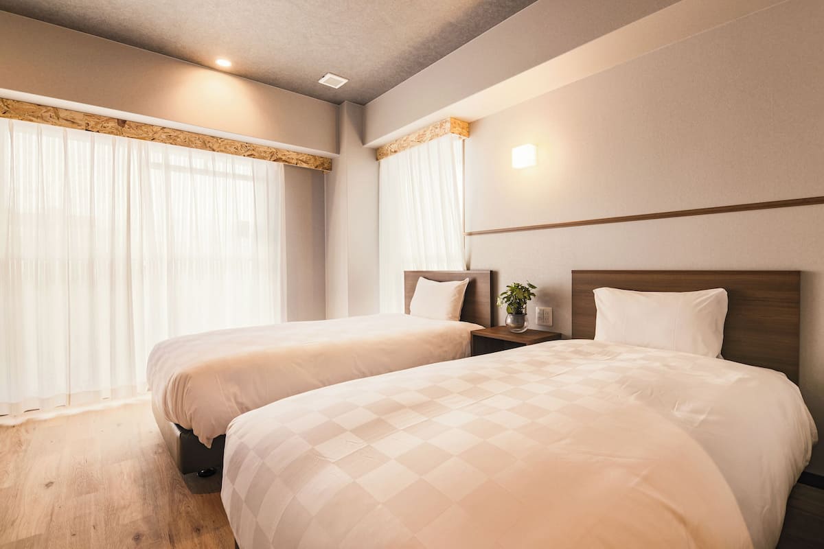 Chambre Confort avec lits jumeaux, non-fumeurs (Essential) | Coffres-forts dans les chambres, bureau