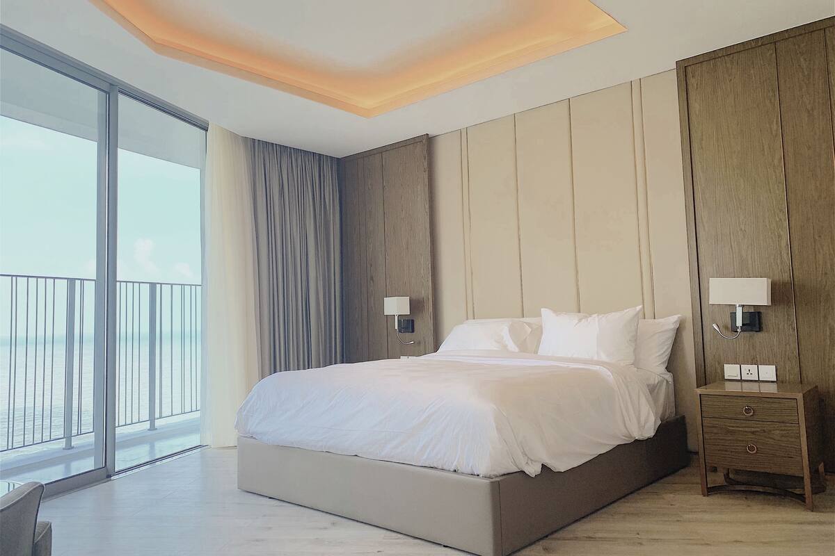 Premium bedding, down duvets, minibar, in-room safe