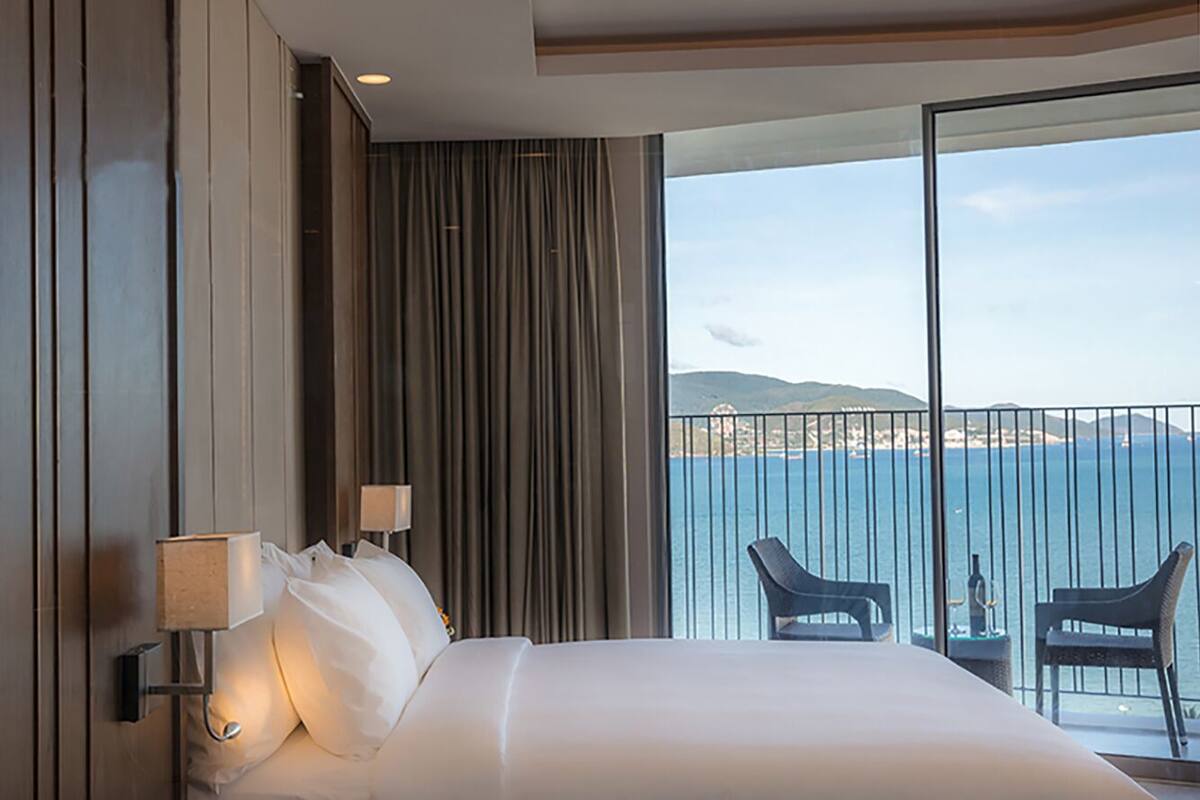 Premium bedding, down duvets, minibar, in-room safe