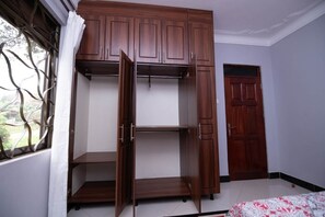 3 chambres, fer et planche à repasser, Wi-Fi, draps fournis