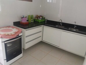 Geladeira, fogão, cooktop, cafeteira/chaleira