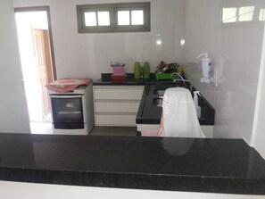 Geladeira, fogão, cooktop, cafeteira/chaleira