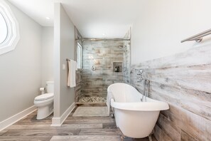 Combined shower/tub, hair dryer, towels, soap - The Mermaid House on Key Allegro, waterfront, Open Bay views, sleeps 12-14 (Rockport)