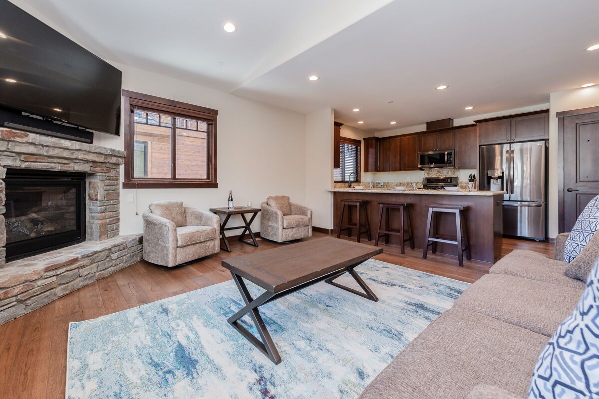 Ski Season Availability! Modern Townhome in with Mountain Views and Fireplace