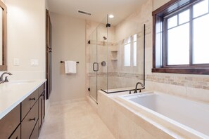 Combined shower/bathtub, hair dryer, towels