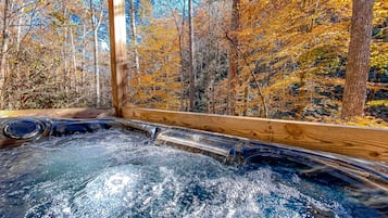 Bañera de hidromasaje al aire libre