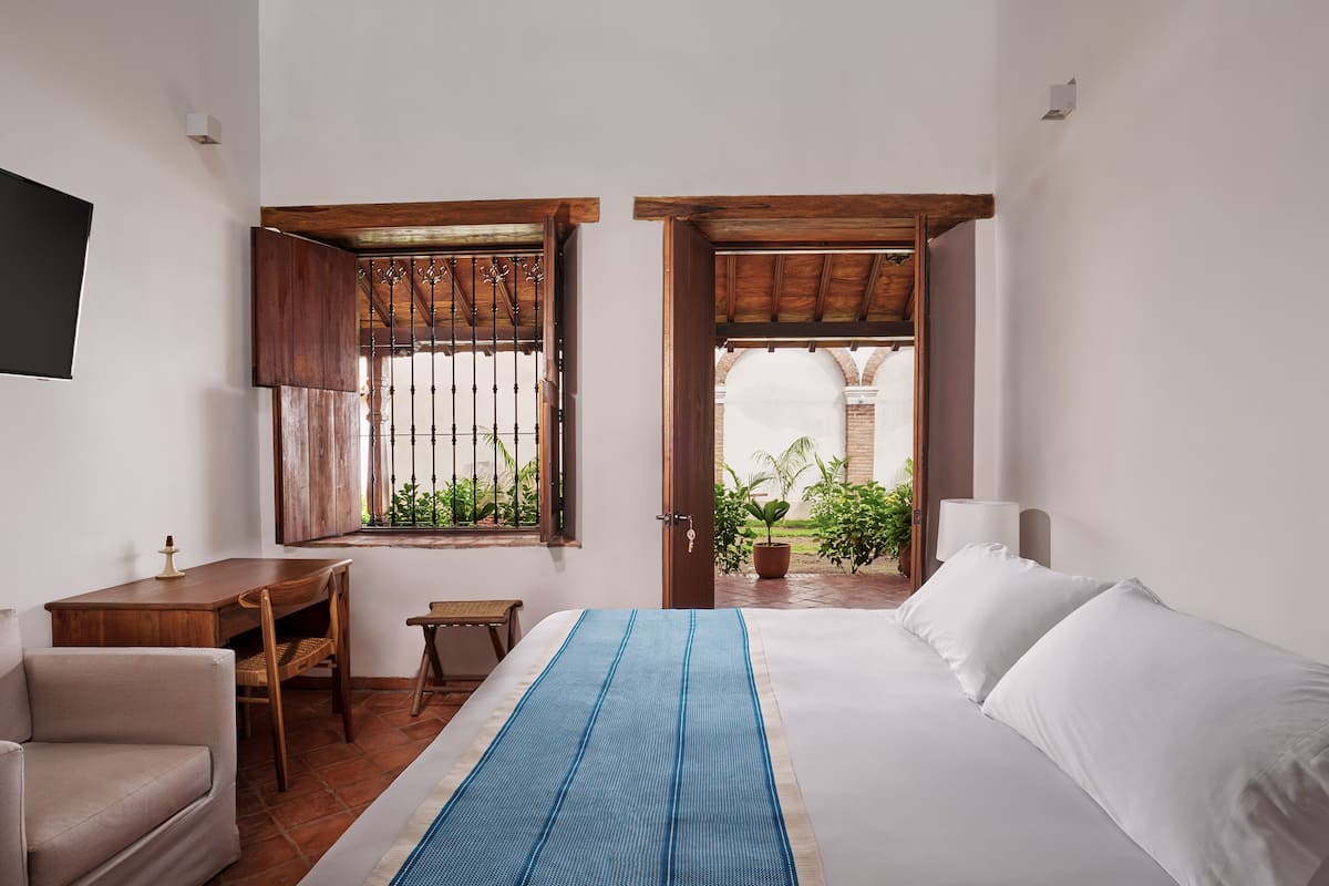 Premium bedding, down duvets, Tempur-Pedic beds, minibar