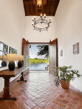Interior entrance. San Rafael