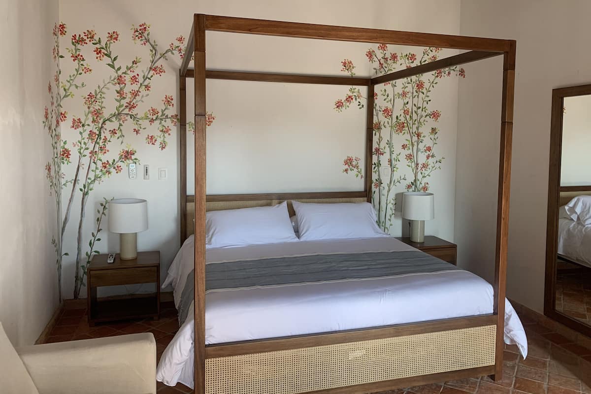 Premium bedding, down duvets, Tempur-Pedic beds, minibar