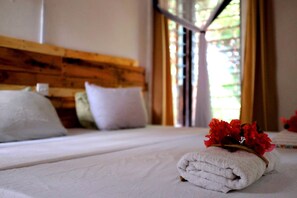 Chambre, 1 très grand lit | Bureau, draps fournis